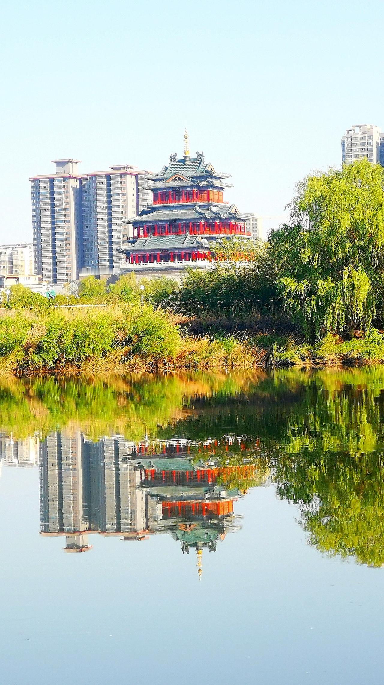 今日分享随手拍照片春和景明，波澜不惊，看看明媚春光下的清渭楼、古渡廊桥倒影。