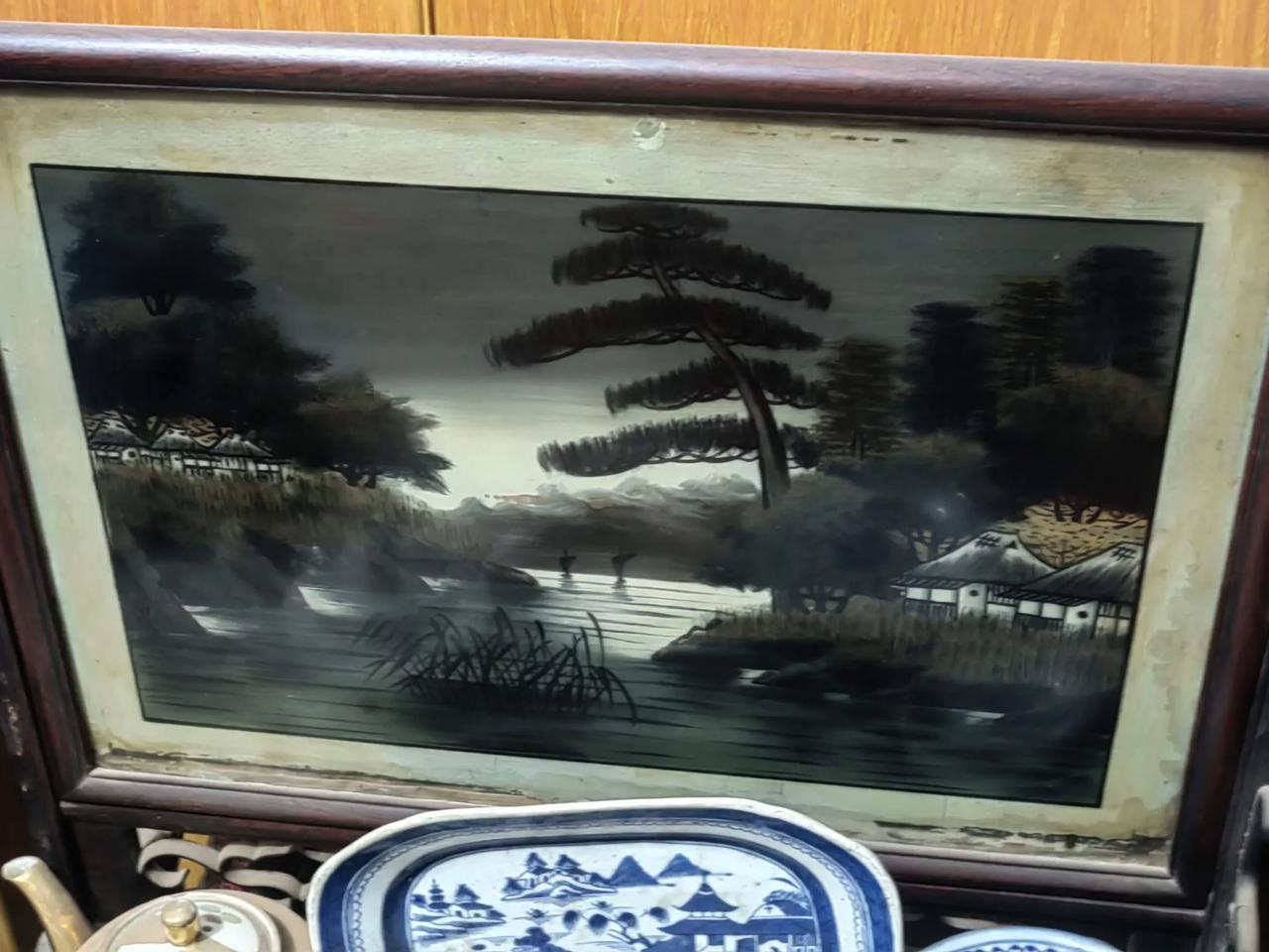 这是清中期的一件照背玻璃画，框是紫檀木或红木的，当年古玩市场就在我住的大门上，市