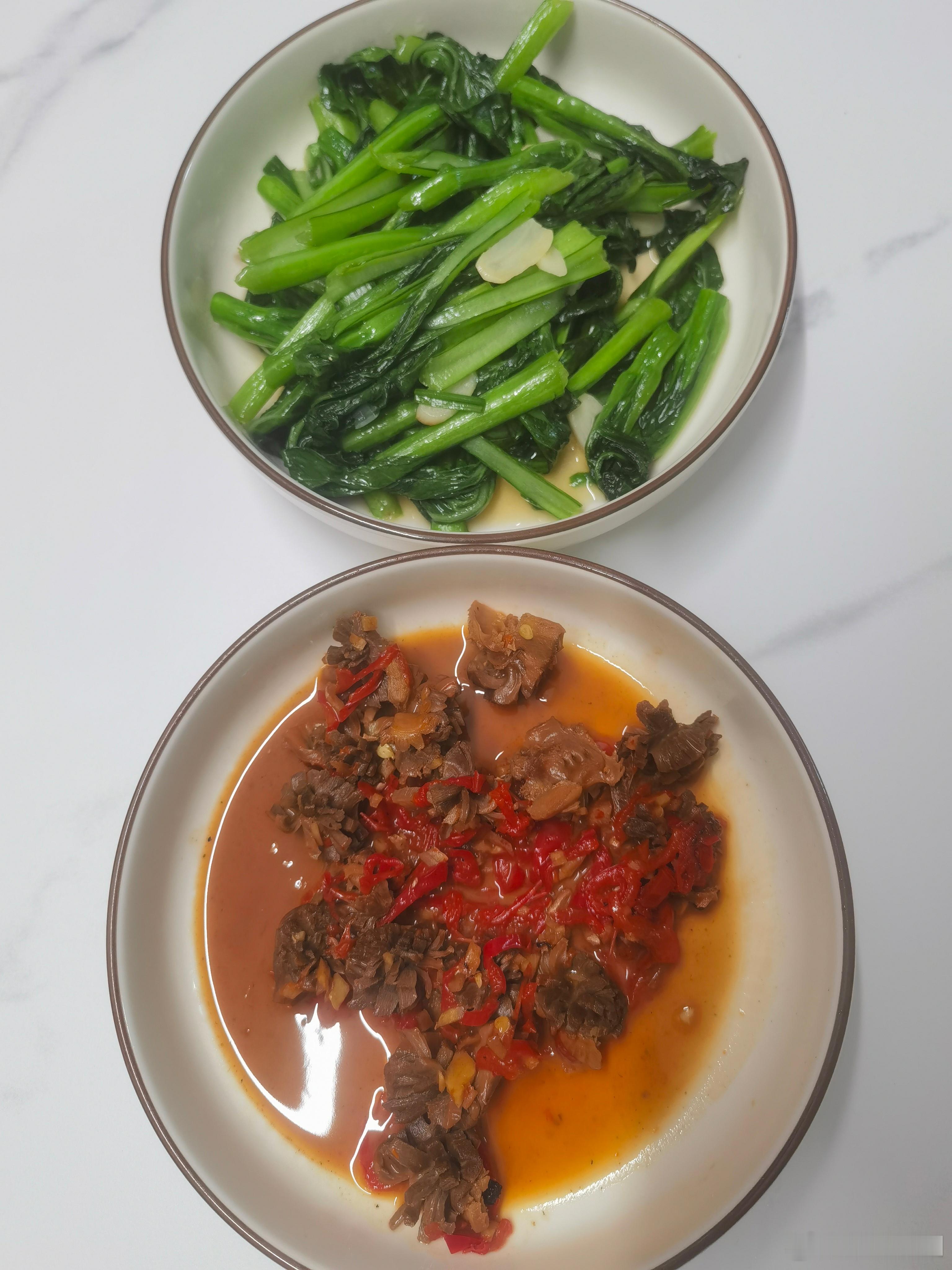 周六的快乐很简单：一盘爆炒鸡胗配清炒菜心，米饭干掉两碗。周末就该这样，胃满足了，