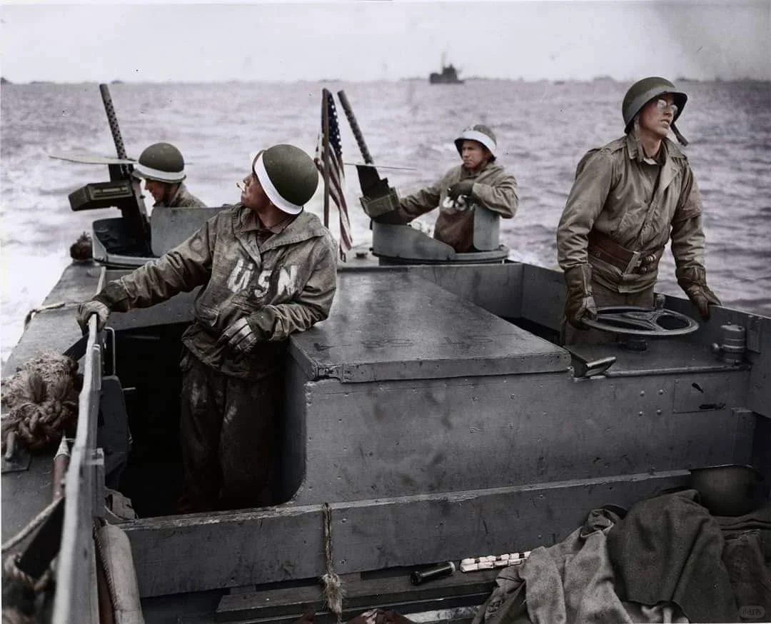 1944年6月17日，美国海军一艘来自LST S84的登陆艇LVCP的...