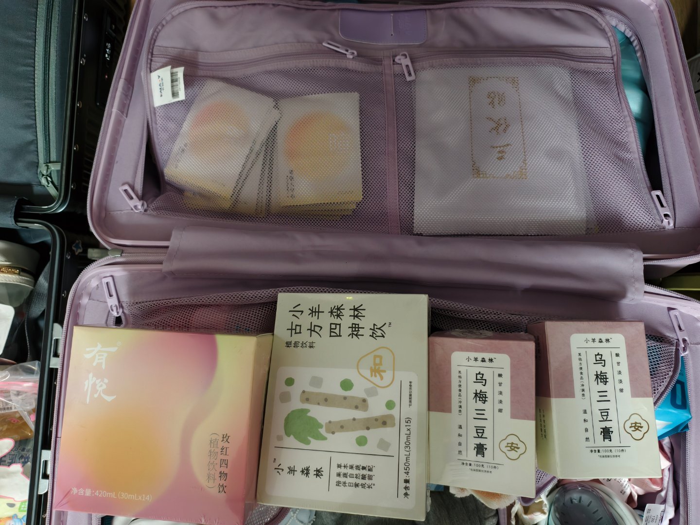 收拾行李箱，明天回东北啦。给你们看看我和娃必带的：暖暖贴，三伏贴，玫红四物饮，古