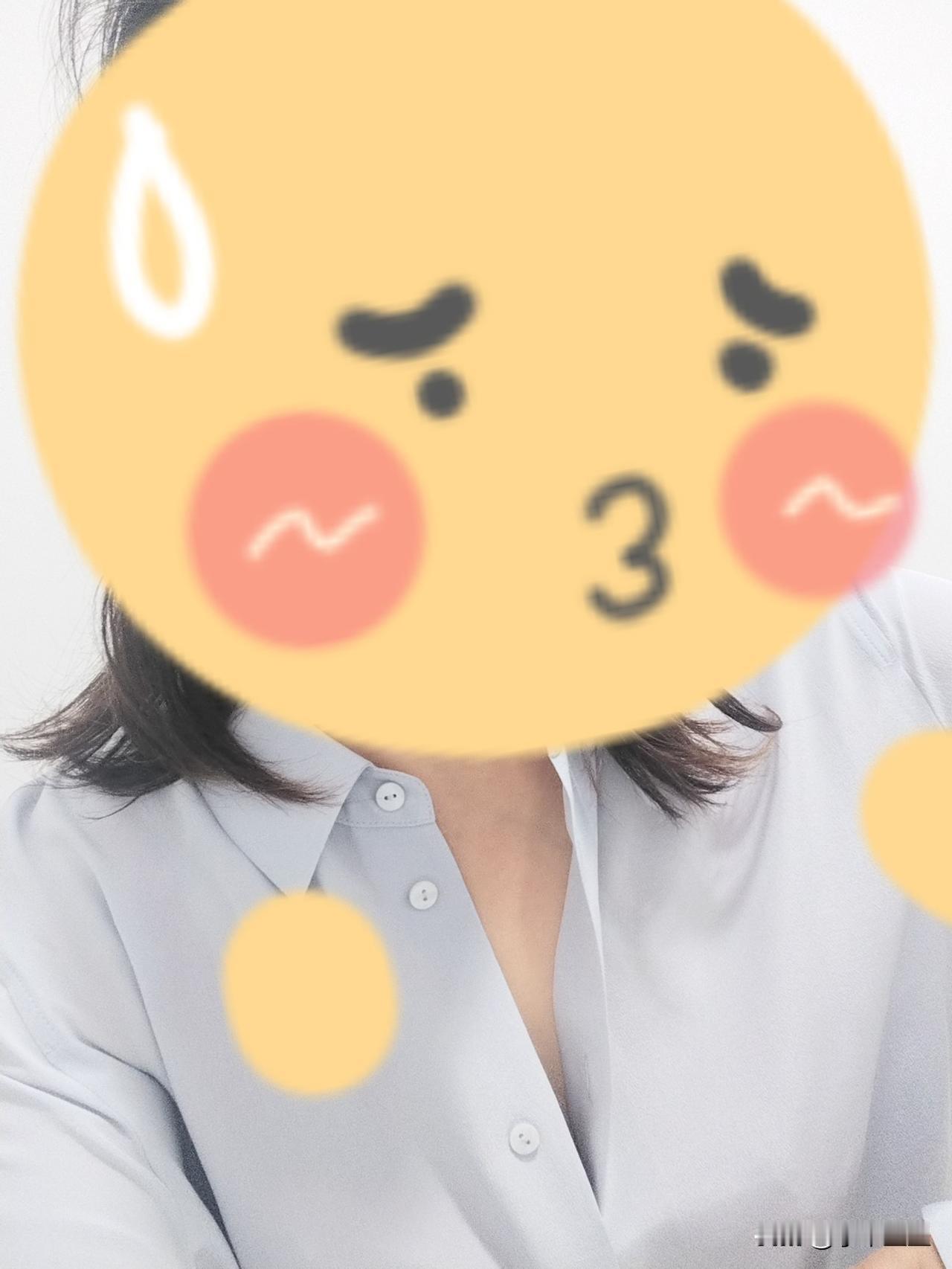 喜欢衬衣
特别是蓝色的衬衣
各种蓝色
这件桑蚕丝衬衣
简直太好看了呀
昨天
收拾