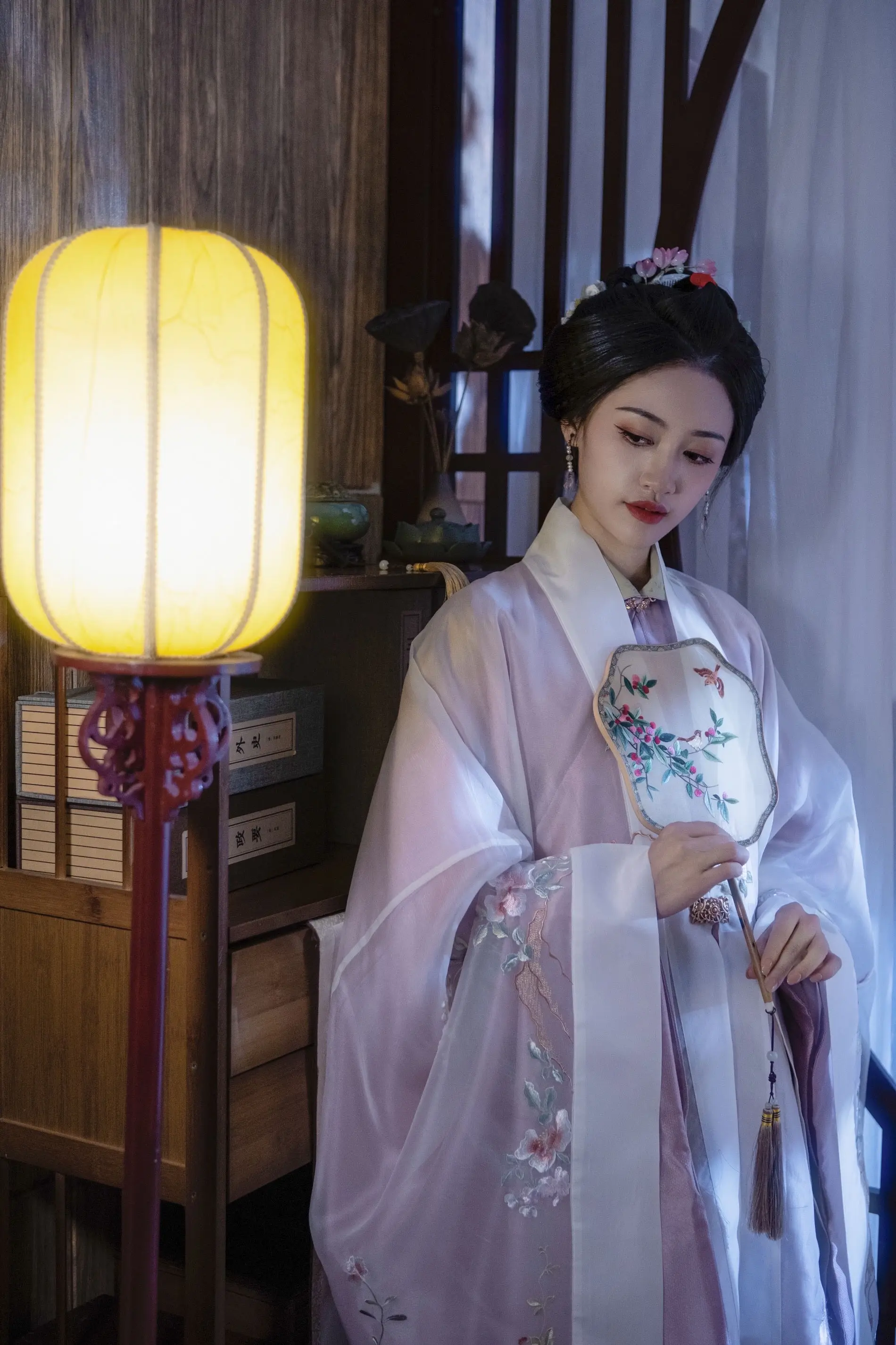 闲敲棋子落灯花，静赏幽芳意自遐。