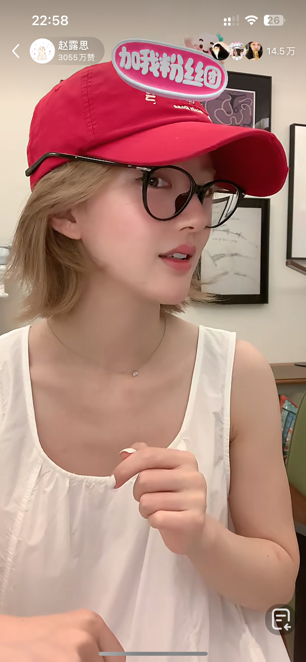 戴帽子戴眼镜不会压到耳朵，赵露思你真是天才 ​​​