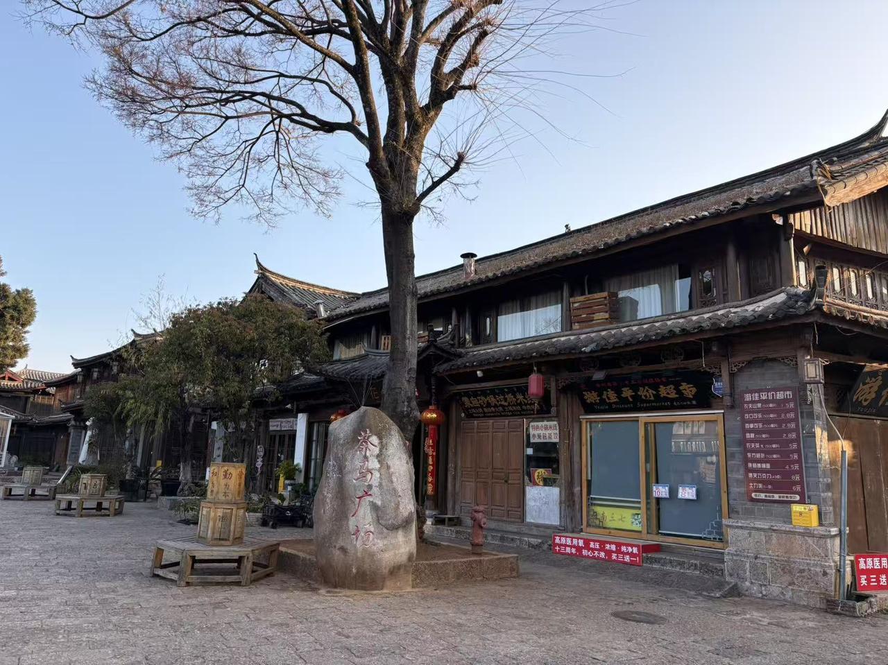 春日生活打卡季 春日打卡丽江民宅小路，简直是一场视觉与心灵的盛宴。漫步其间，随处