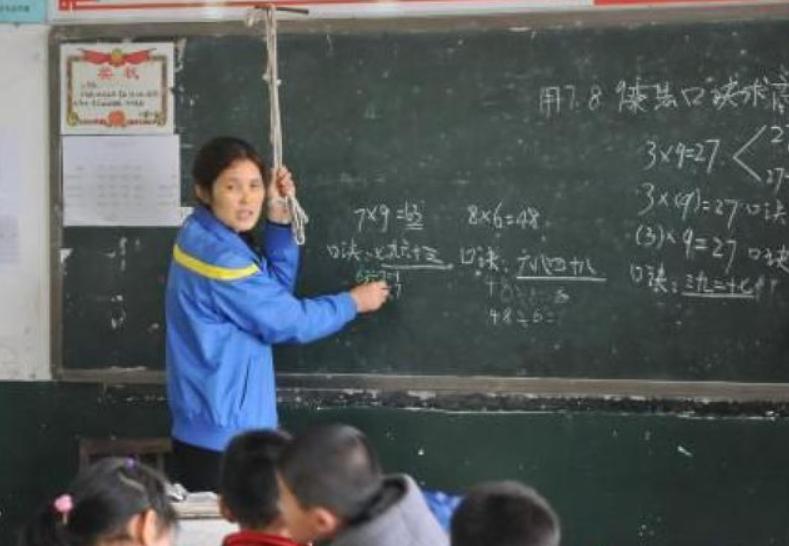 2012年，小学老师朱幼芳在清洗餐具时，手中的饭碗屡次不慎滑落，丈夫逗趣地调侃她