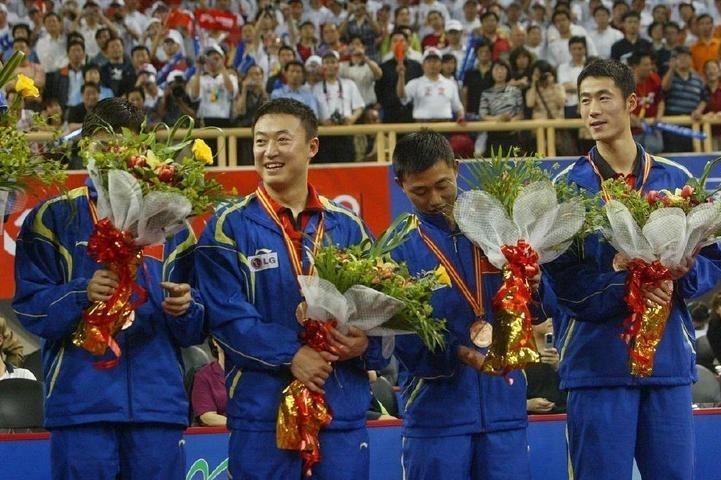 4位男乒名将夺冠旧照：我居然只认出了高大修伟、笑容可掬的王励勤与方颐曲眉、喜容绽
