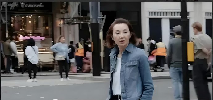 曾经的女神也老了，60岁的她身居国外，无儿无女，孤身一人，看着可怜 