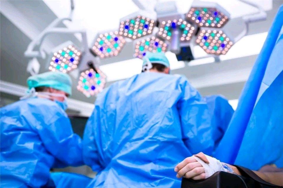 26岁东北女孩小玲好事将近，备婚时却查出大问题。她右眼视力下降、视野缺损，一查竟