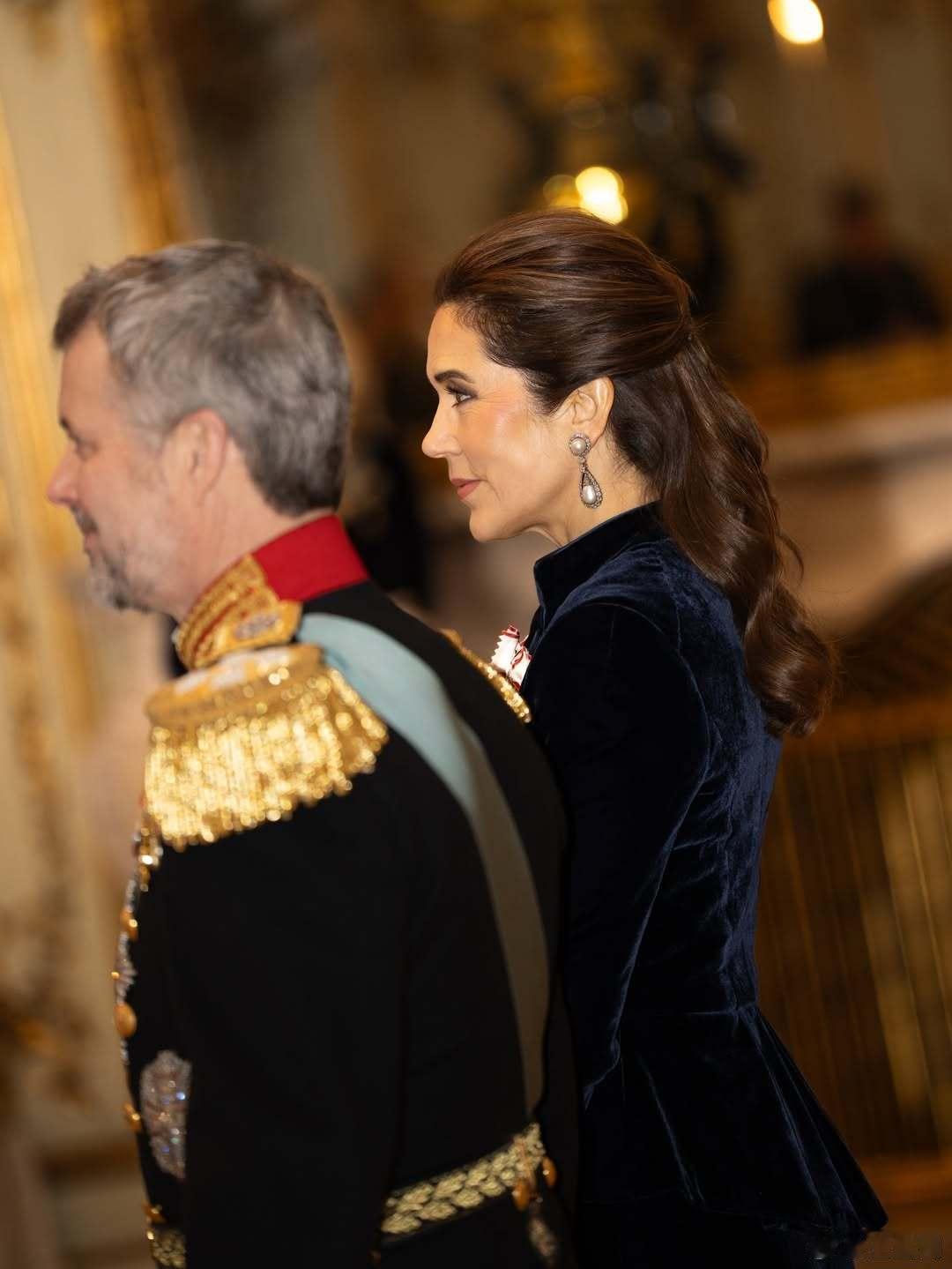 丹麦王室 🇩🇰1月5日，弗雷德里克国王和玛丽王后出席新年招待会。招待最高法院