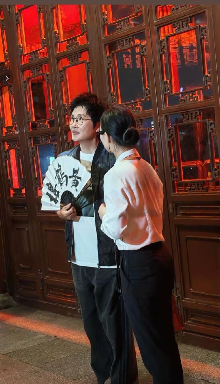 孙楠夜游黄鹤楼！手握折扇打卡江城夜景，10.1演唱会值得蹲！
 
昨晚，来武汉宣