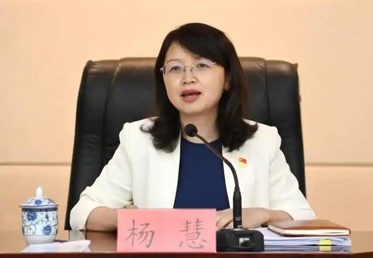 贵州卫健委原党组书记杨慧不能说不是一个聪明的人，她发现医药医疗器械这个行业的利润