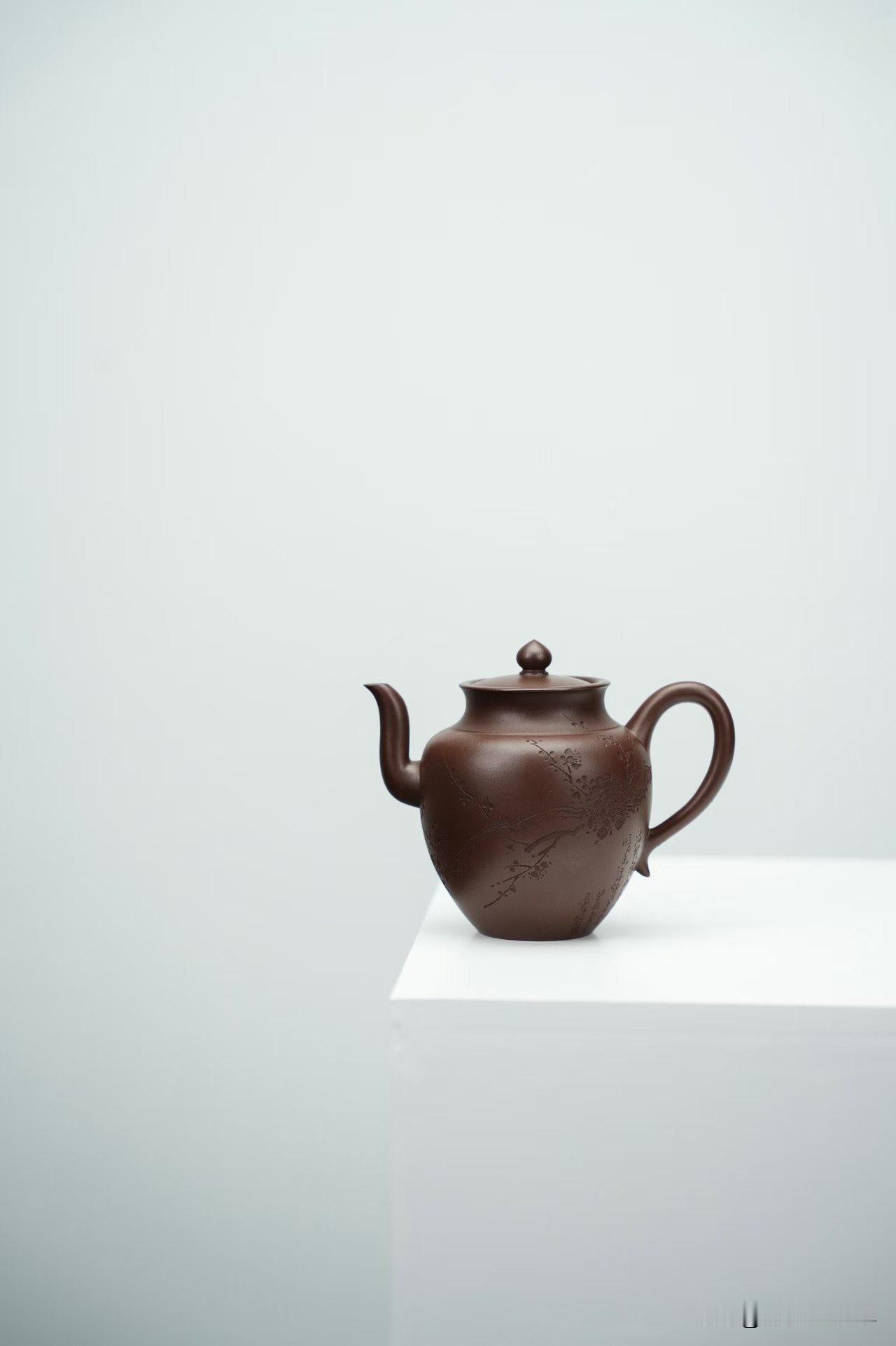 茶人闲话：一把紫砂壶，凭什么让茶汤更好喝？
阿杰把杯子往茶盘上一搁，满脸委屈：“