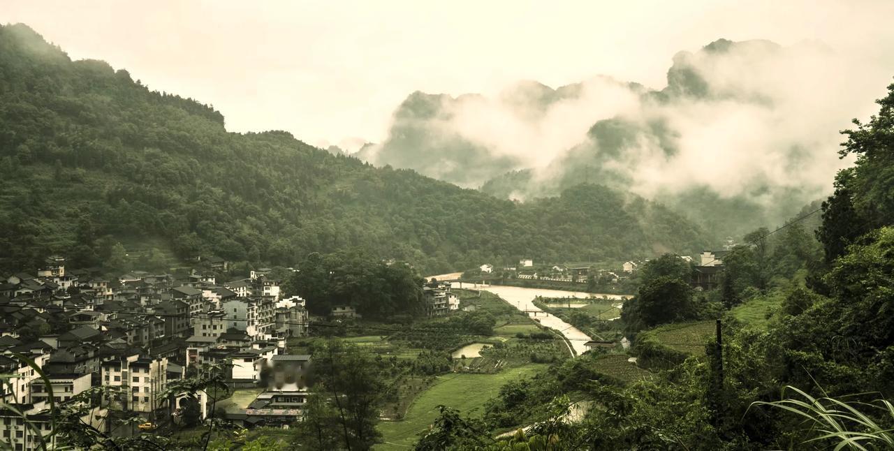 住在云山雾海之间，瑞士山庄的梦境，竟在我们祖国的大地上重现。每一处峰回路转，每一