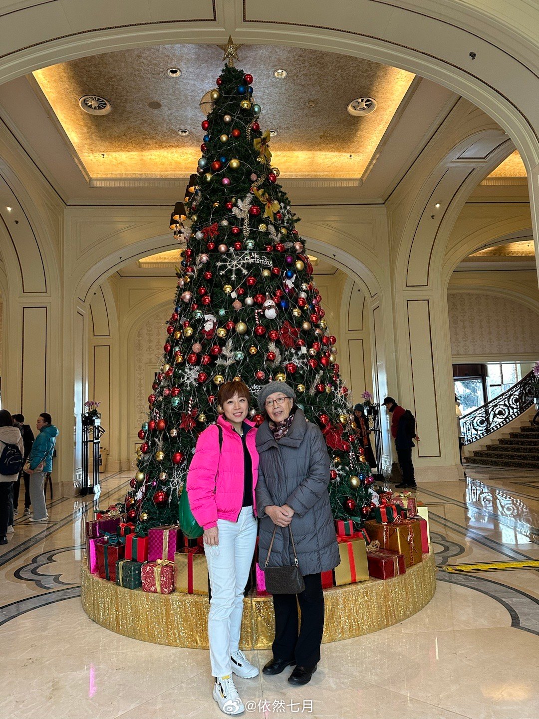 带着爸妈逛天津。陪伴父母是最有价值的事，就像小时候父母陪伴孩子。人生的两端很相似