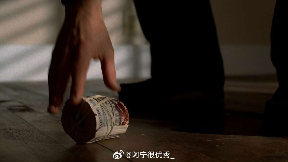 为什么美国人喜欢把钱卷起来？我看中国好像没有这样卷钱的 ​​​