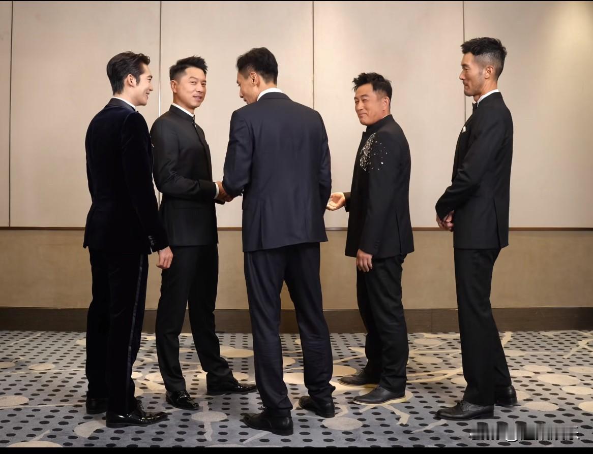 小于适在里面这么迷你[捂脸]
娱乐圈这些人挺大高个的
封面上六个主要演员是不是就