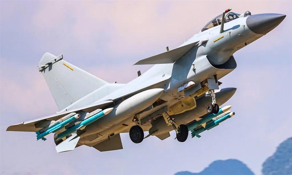 根据五角大楼最近的一份报告，中国正在迅速推进有人和无人作战飞机的研发和生产，这不