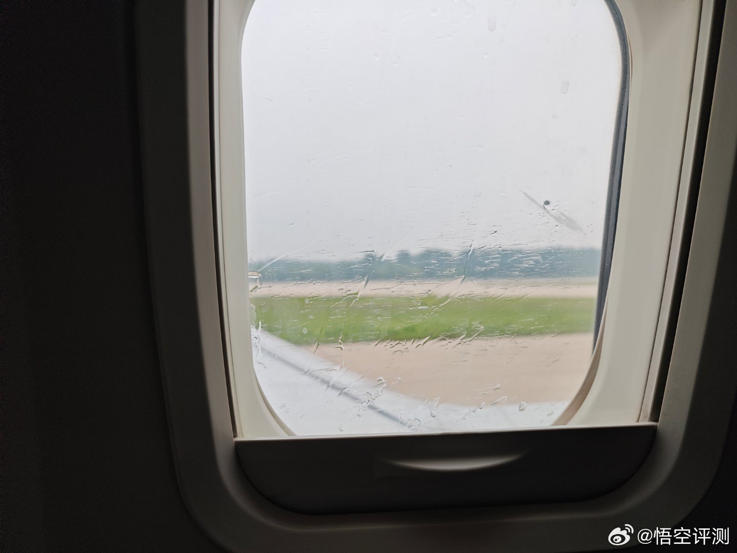 我感觉有十年没有来首都机场吃味千拉面了……今天北京的天气不怎么样，阴雨连绵。出差