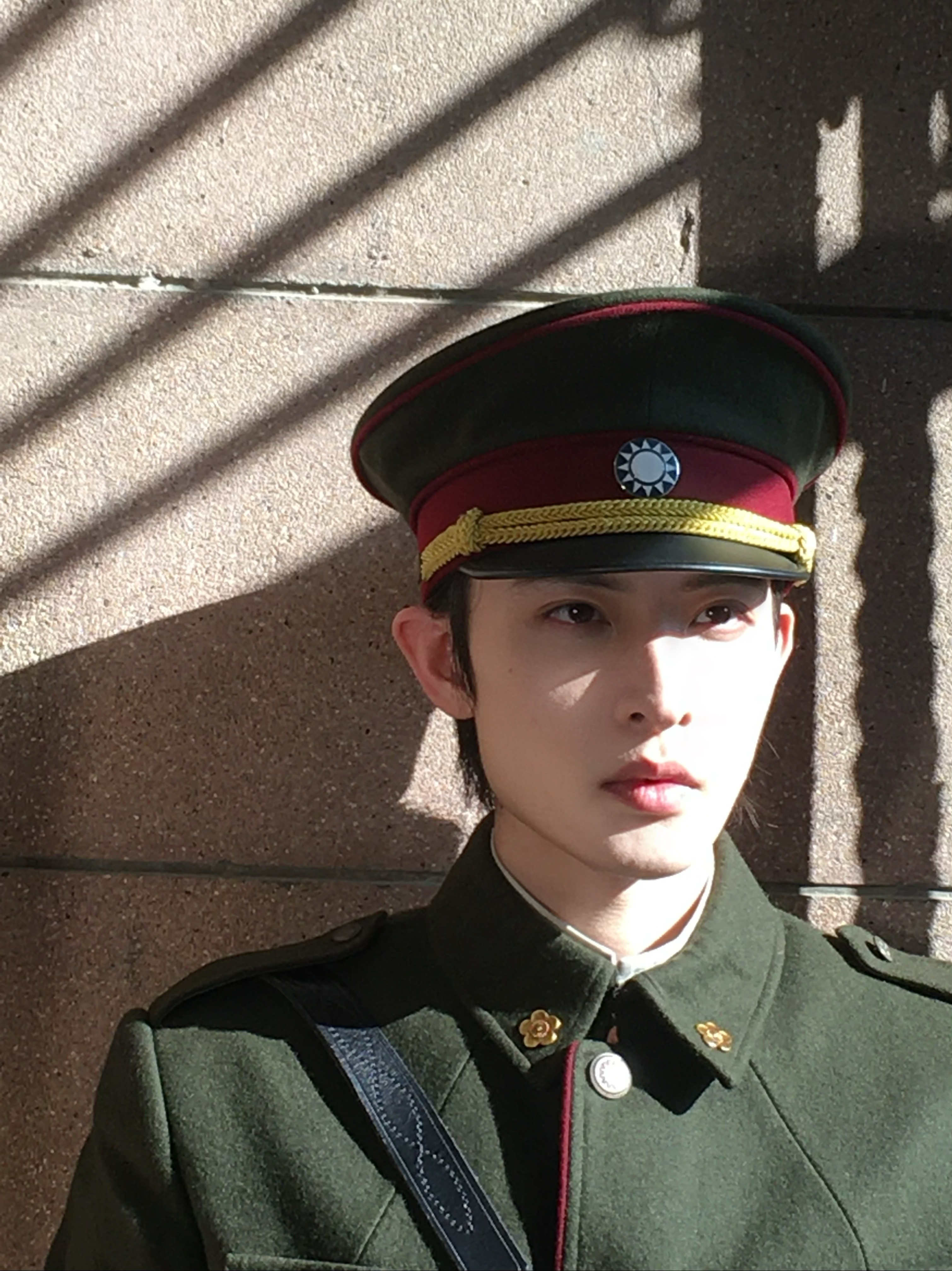 九门张副官什么时候摘口罩覆面设定十分考验演技，这位新人不靠面部表情加持，仅凭眼神