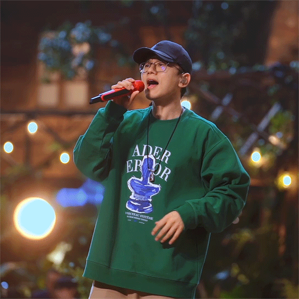 想揣兜但没有兜只能叉腰的忙碌操作 