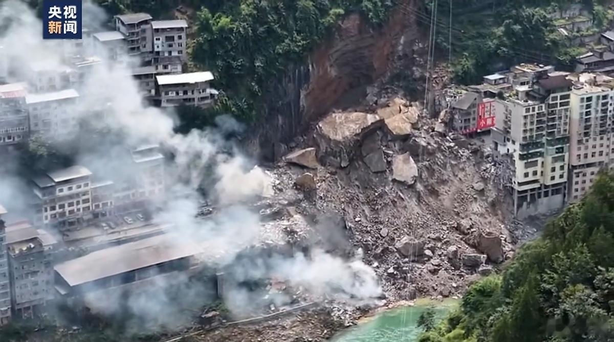 重庆彭水山体垮塌垮塌面积不小，希望别有人员伤亡 