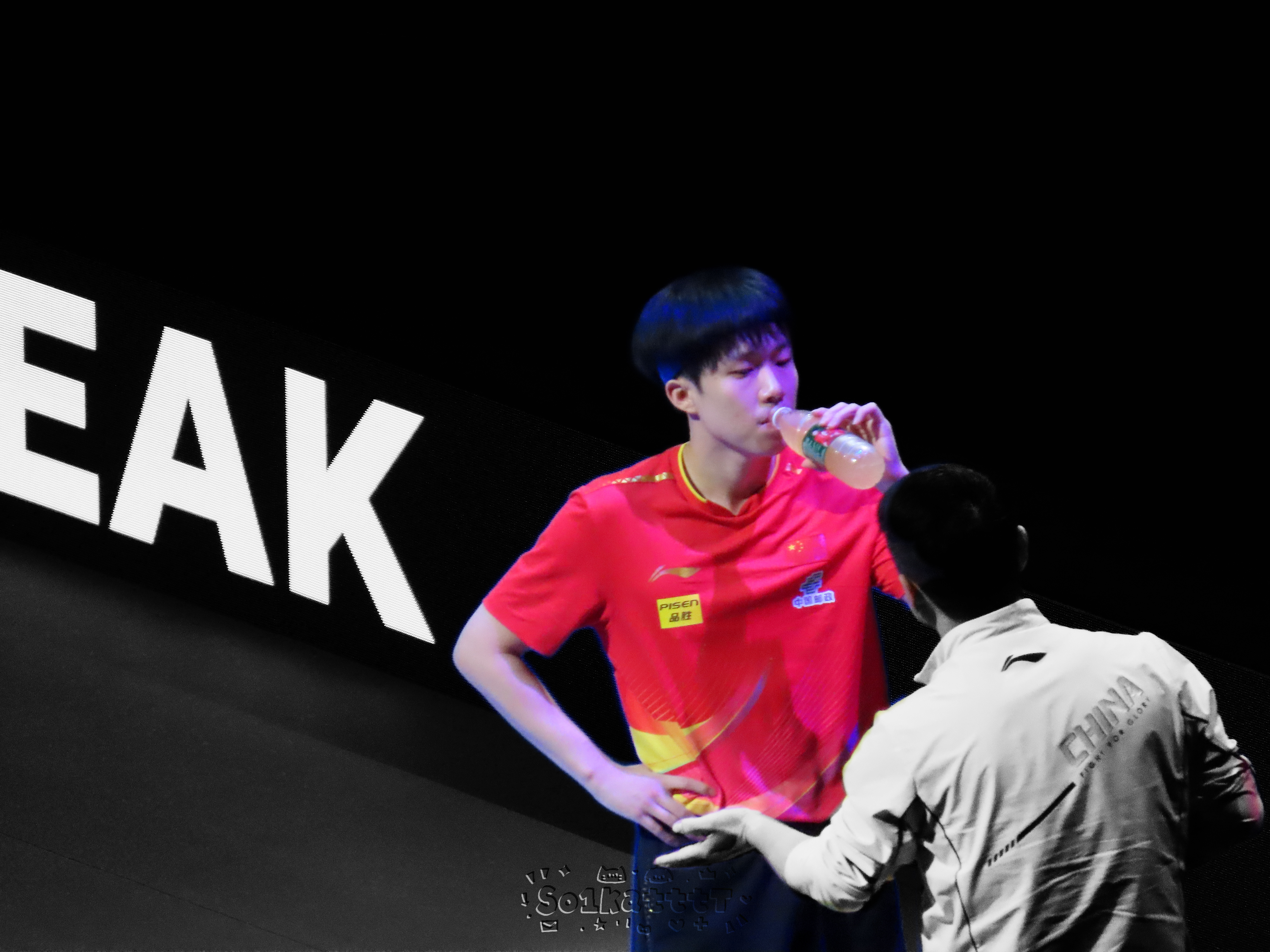 我很难跟你说幸福到底是什么 直到我坐在这里 我想 见到你们就是最幸福的事 