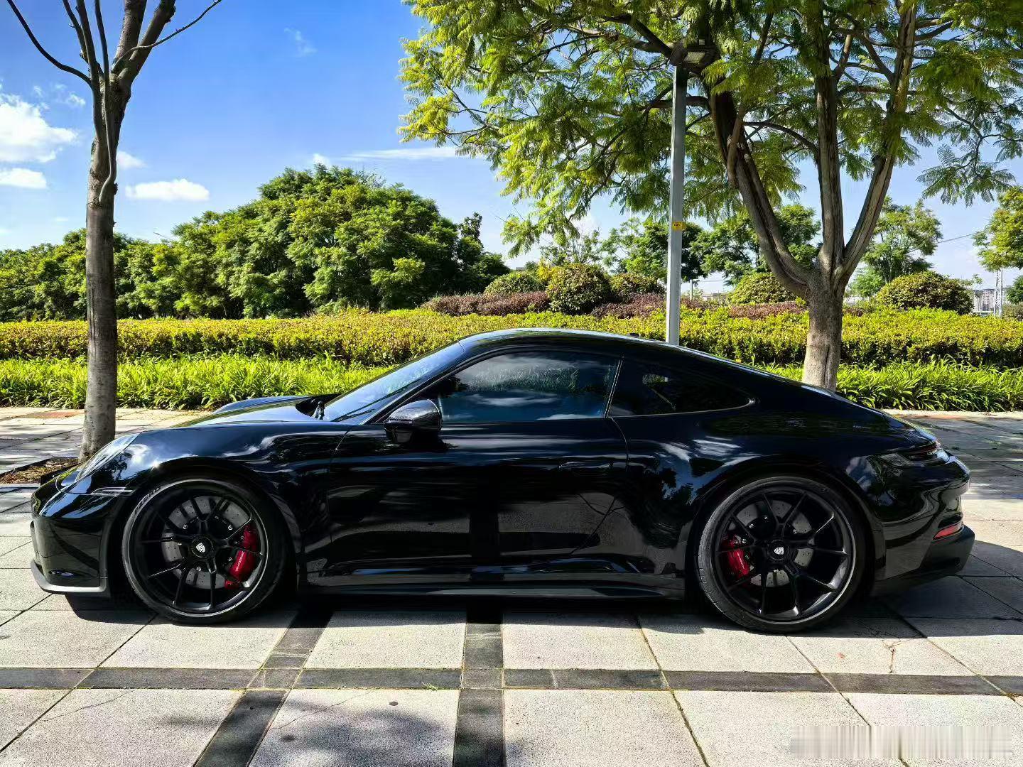 保时捷911 GT3 Touring，搭载4.0升水平对置自然吸气发动机，最大功