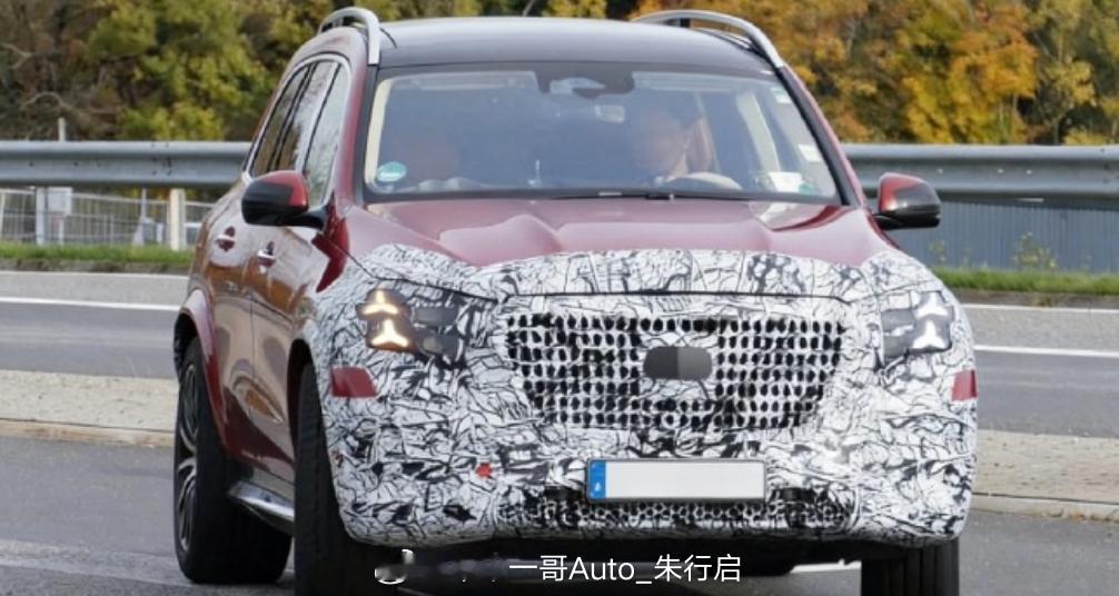 新款奔驰GLS的谍照图被曝光前脸的车灯采用了上下叠logo设计三叉星徽的辨识度还