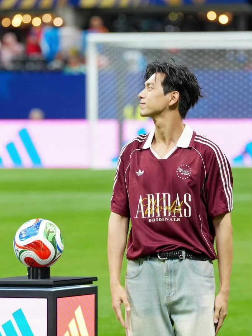 李现成内地首位世界杯开球艺人，枣红色球衣太吸睛
2026美加墨世界杯赛场传来好消