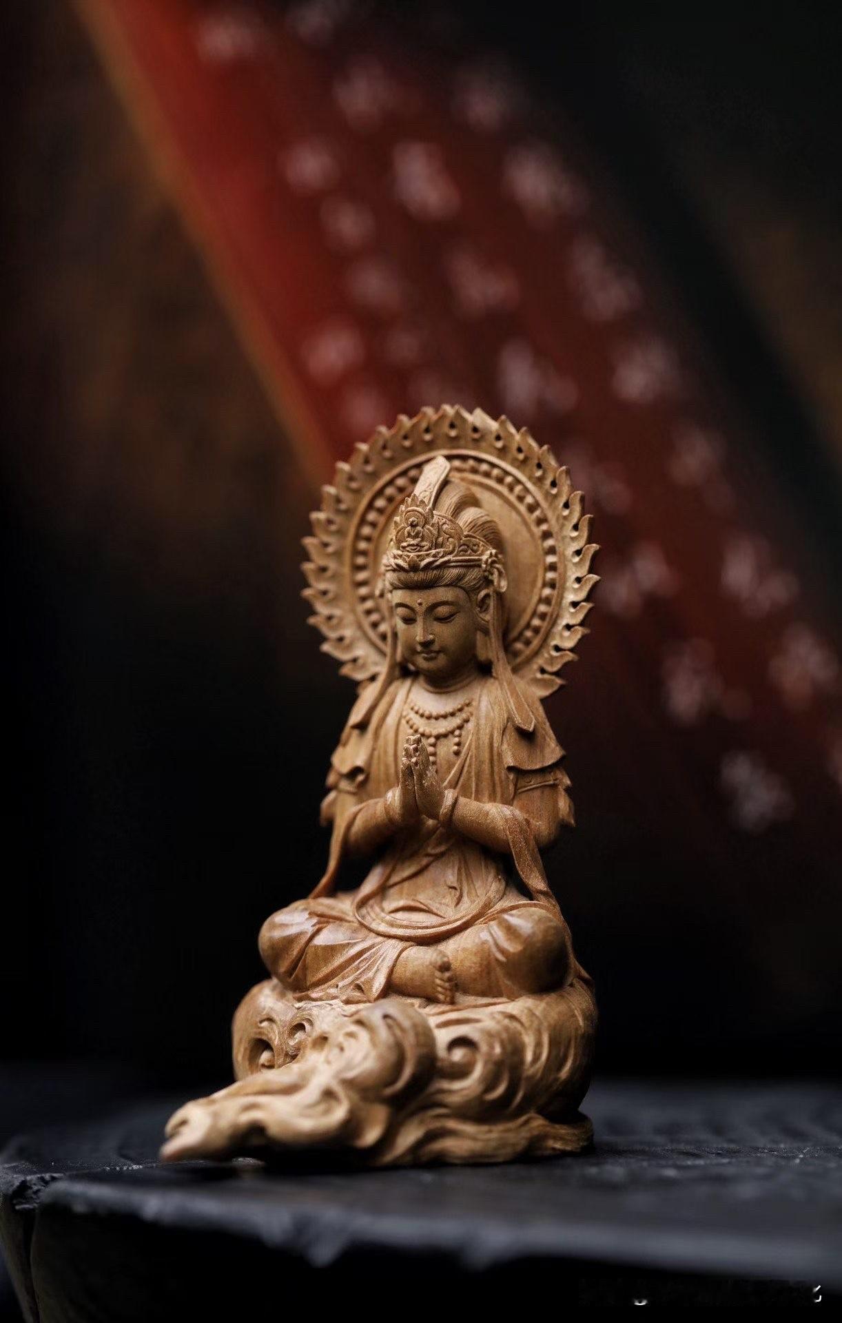 有些观音，看的是形；有些，是在看你自己。

这尊老山檀香「合掌观音」，不张扬，却