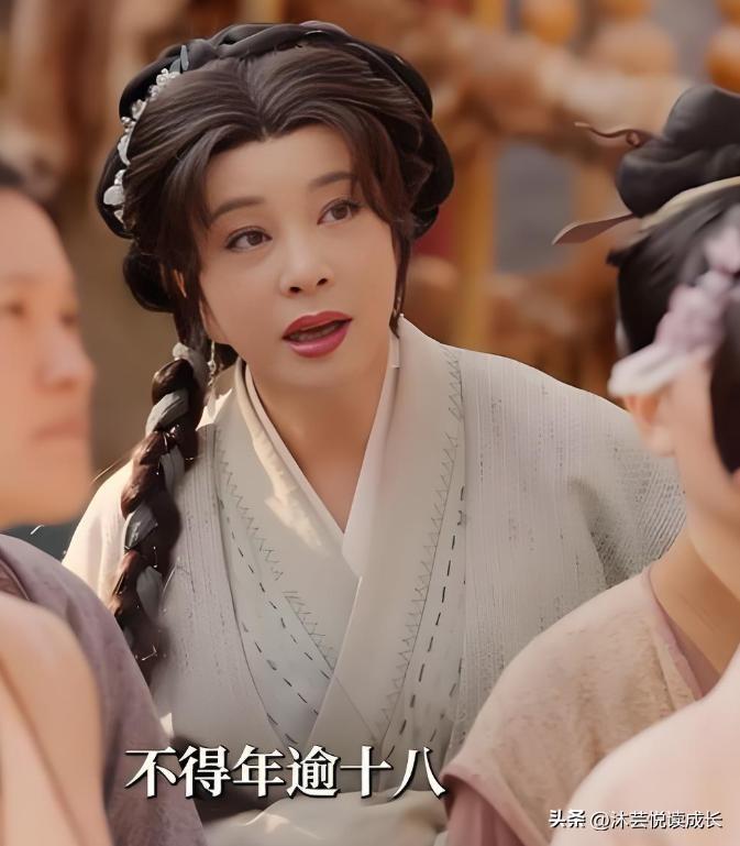 你怎么看待刘晓庆75岁演18岁少女？我真心佩服！
 
别酸了，你吐槽的是年龄，我