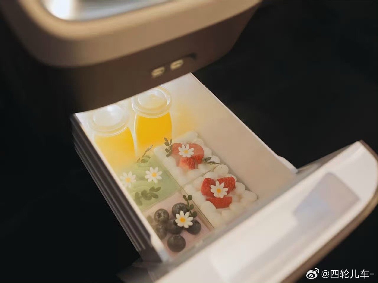 汽车  别克也将采用“冰箱、彩电、大沙发”战略。新车至境E7内饰官图发布，大家喜