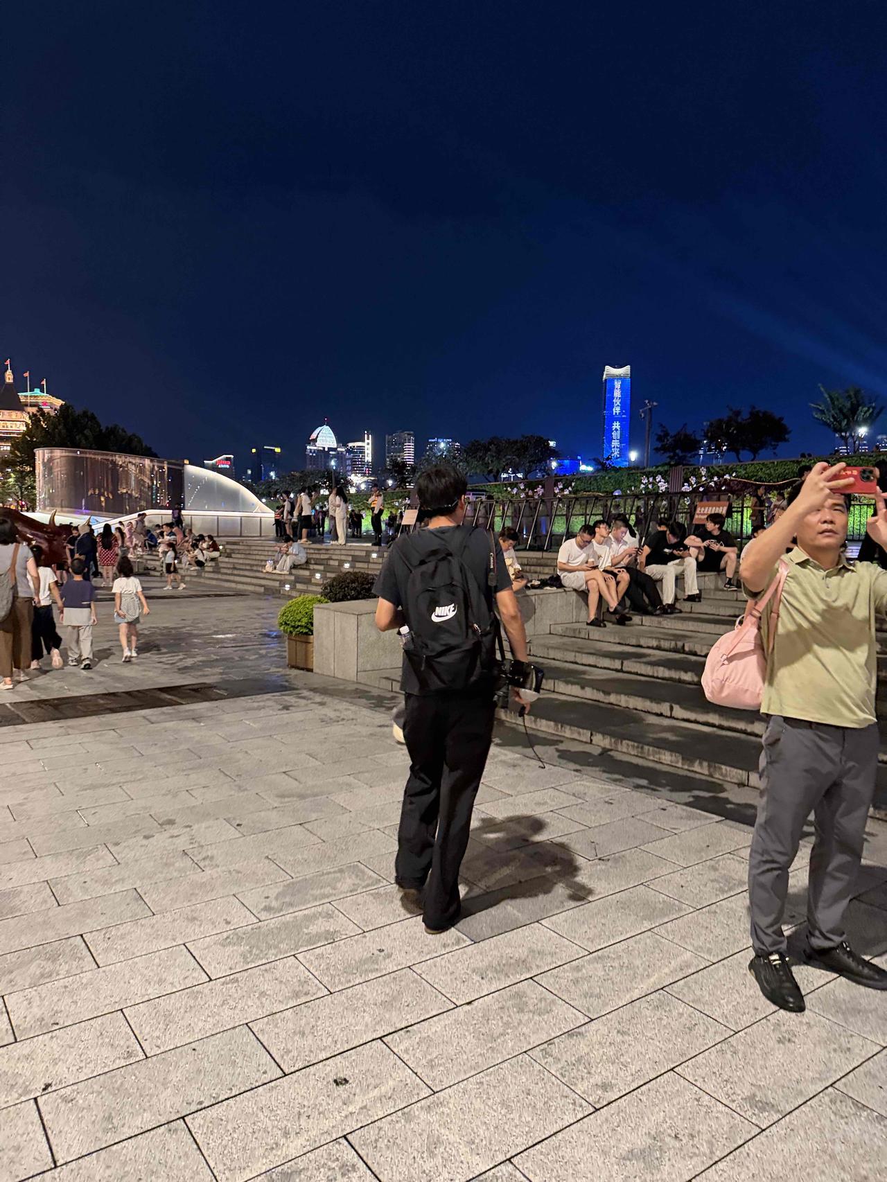 上海外滩私下拉客高价拍照问题太突出，3张100，他啪啪能给拍几十张，张口600，