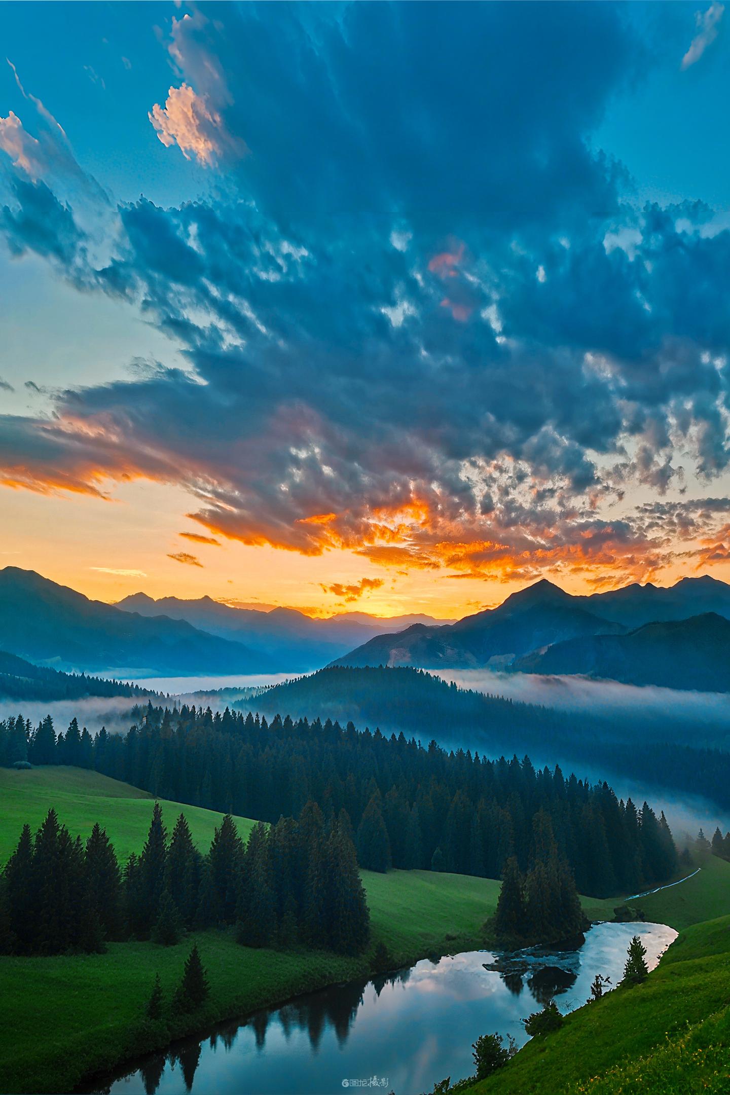 大巴上抓拍的凉山州夕阳美爆。这是2021年5月凉山州的夕阳里，我带摄影...