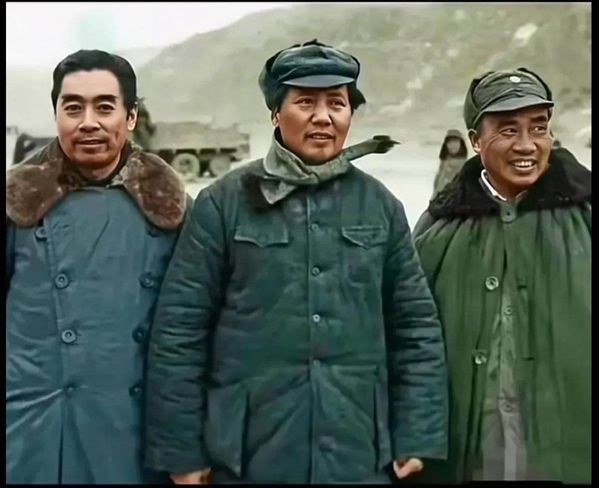 咏三伟人

井冈星火聚，
洪流铸铁肩。  
朱公擎战帜，
毛父指云天。  
周转