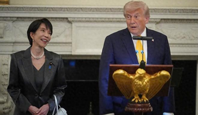 平时看日本对美国的态度，简直温顺得不像话，美国让其增加防卫预算，它立马照做；美国