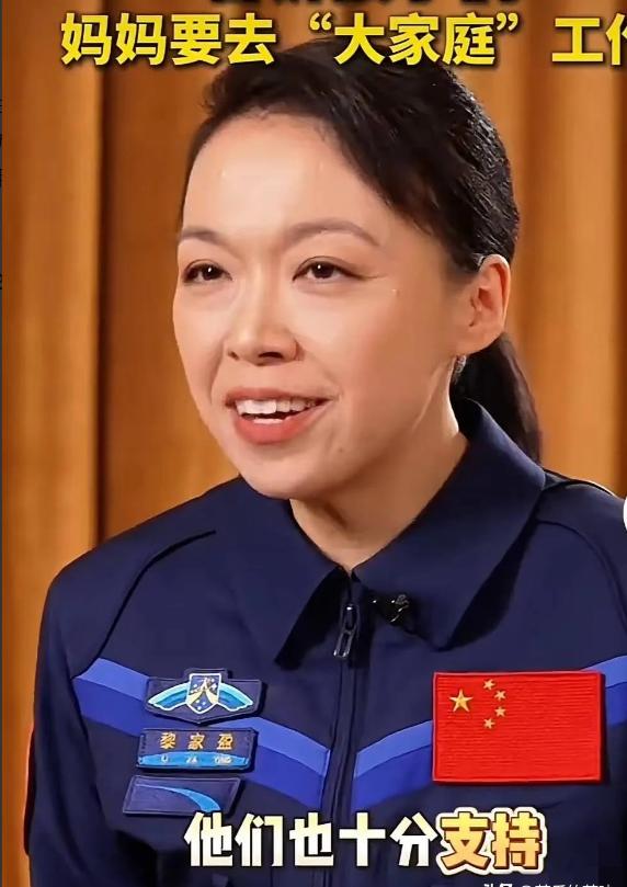 香港路政署高级工程师，在2024年突然辞去公职，带着11岁龙凤胎和9岁小女儿，举