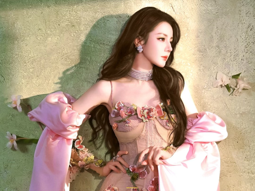 从油画篇章里赴一场浪漫之约迪丽热巴给内娱出图一点震撼 ​​​