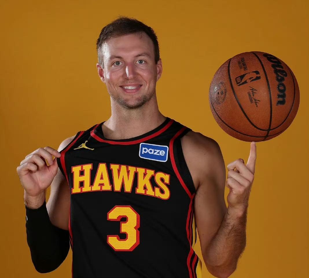 湖人交易得到肯纳德！
那么，肯纳德是何许人也？
肯纳德现年29岁，身高196cm