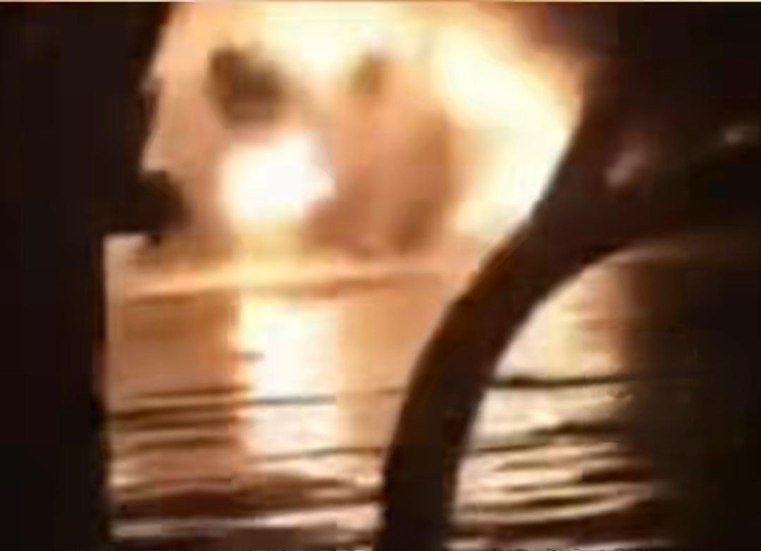 【伊朗法尔斯通讯社在其网站发布一段视频，字幕显示一艘美国油轮12日在波斯湾北部被