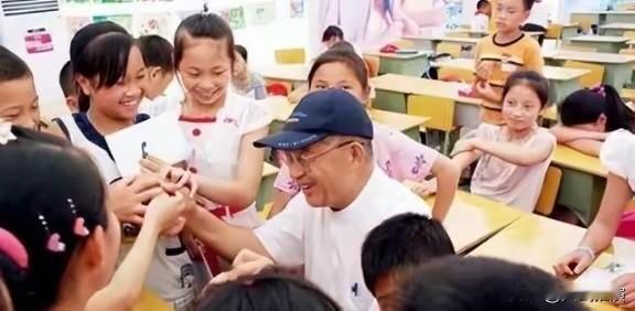台湾人王建煊近日公开提出一项倡议：号召中国14亿人每人每天捐出一元钱，在全球推广