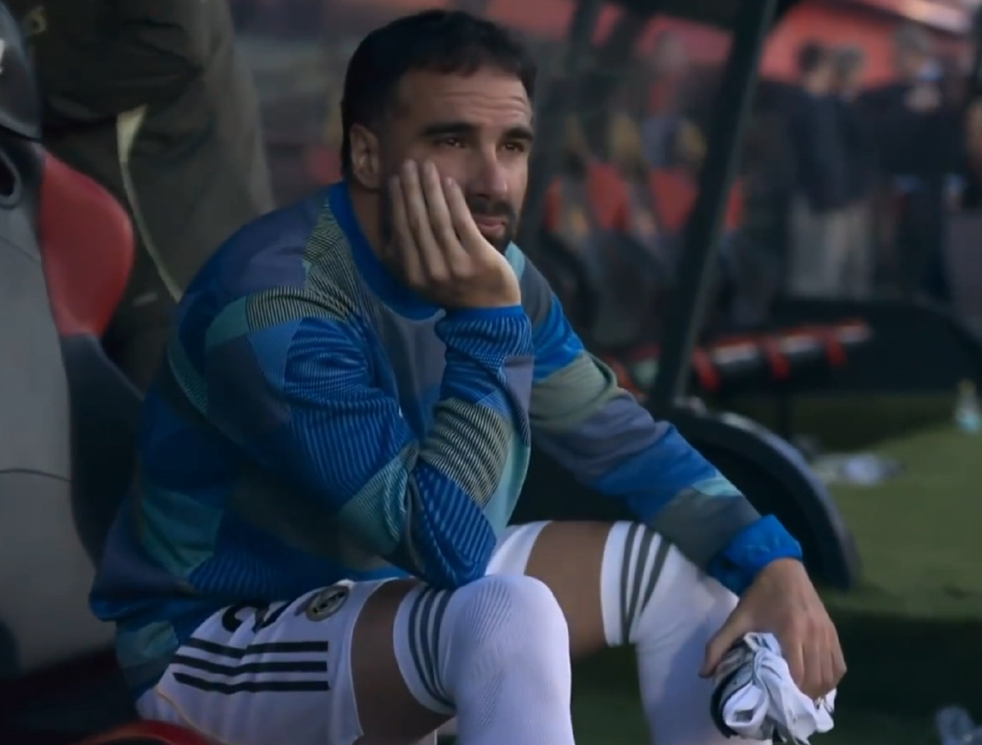 【马卡报】卡瓦哈尔在皇马正经历至暗时刻：出场寥寥、与阿韦洛亚关系紧张、青训球员冲