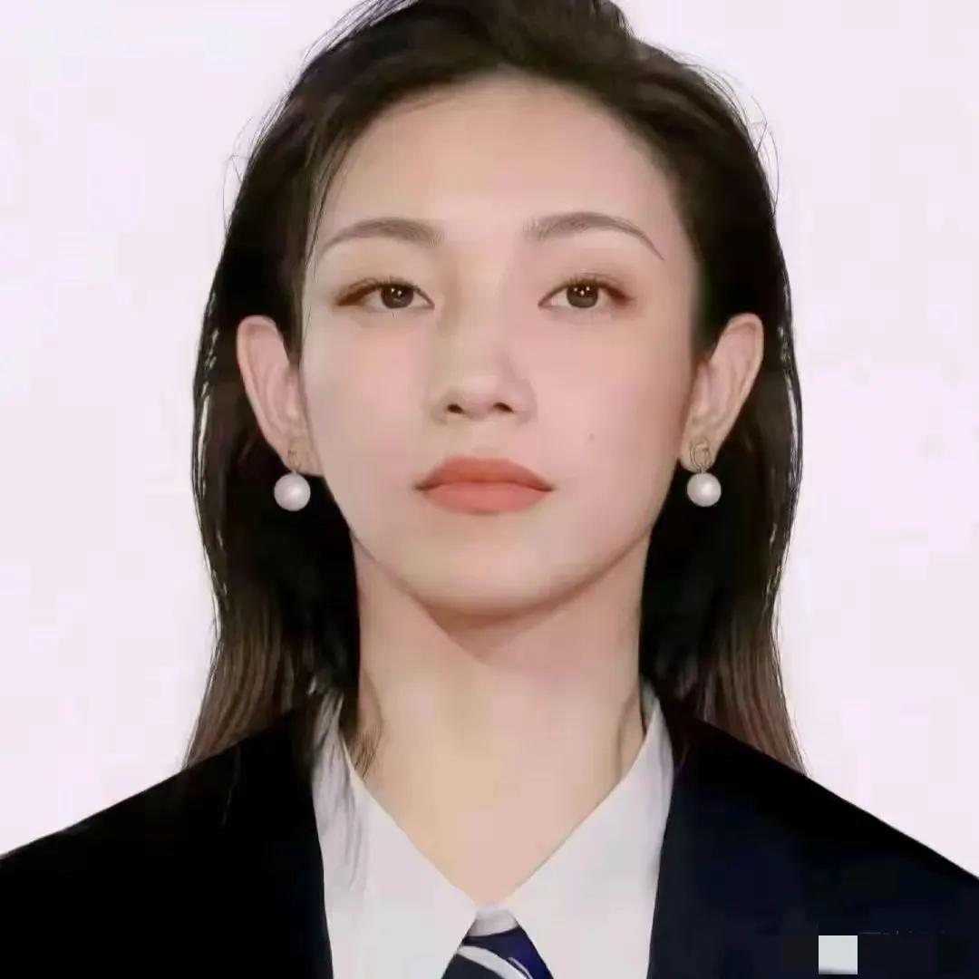 董X莹……，由小镇做题家肖某背锅；黄某某甜，至今活跃，未受影响；那尔那茜……查了