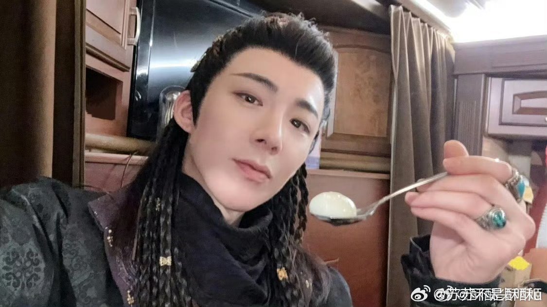 刘宇宁拍的新西兰手搓元宵 南半球的元宵浪漫！刘宇宁拍新西兰手搓羊毛元宵，每一颗都