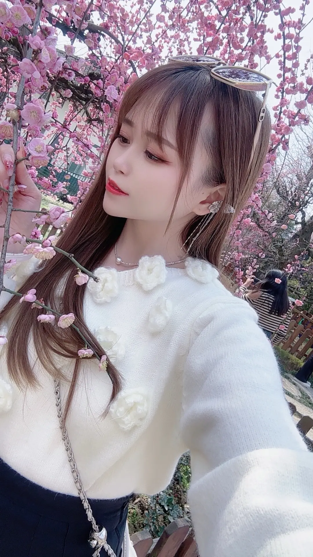 29岁了 看到大街上的小女孩 真羡慕这个年纪 不是羡慕她们年纪小 而是...