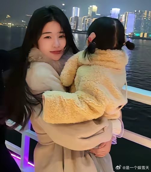 实在搞不懂黄一鸣是咋想的！她虽然不算很富裕，但也够养女儿了。而且她的女儿今年也才