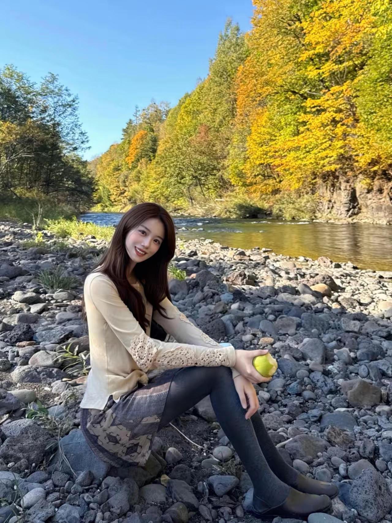 乡中水，秋天的小溪旁，一朵盛开的鲜花正在盛开美女乡村风景