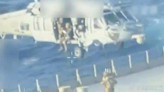 凤凰新闻【视频公布：美军从直升机顺绳而下，持枪在委内瑞拉海岸附近扣押油轮】美国和