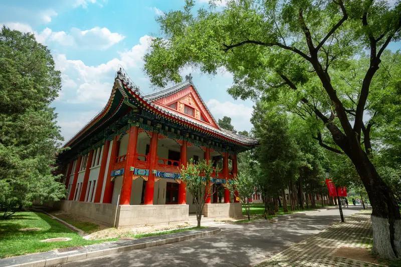 中国大学，尤其是文科院校，我看最大的问题是太封闭。教授讲师们，脱离社会，从文字到